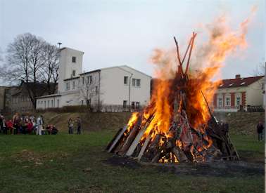 Osterfeuer am Gerätehaus der freiwilligen feuerwehr Bornim