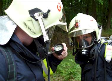  Pressluftatmer anlegen und Druck überprüfen