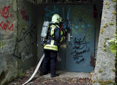 Der Rettungstrupp betritt das brennende Gebäude