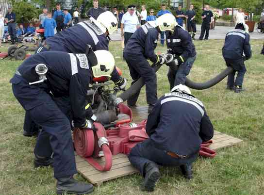 FF Bornim beim Wettkampf, ankoppeln der Schl&auml;uche