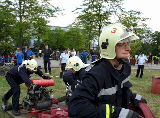 FF Bornim beim Wettkampf, Lauf mit dem C-Druckschlauch