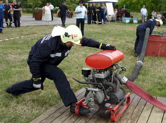 Der Maschinist wirft die Tragkraftspritze erneut an