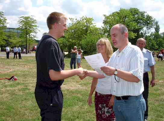 Siegerehrung der Jugendmannschaft, Dirk Wolfgramm &uuml;bergibt die Urkunde