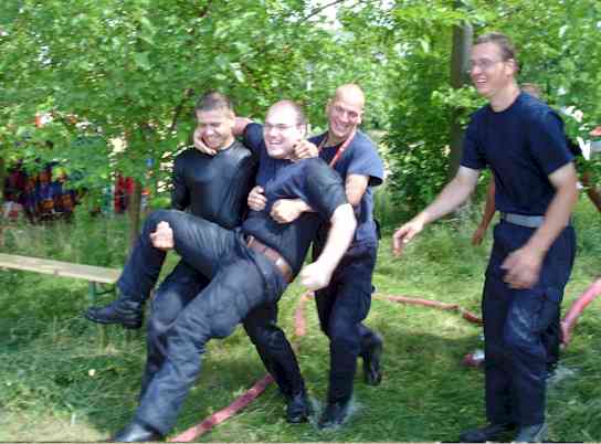 Ein weiterer Kamerad wird ins Wasser geworfen