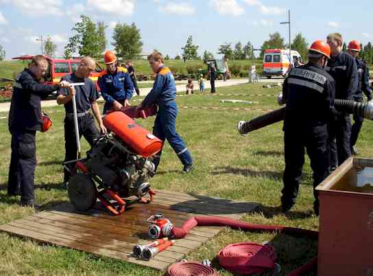 Vorbereitung auf den Wettkampf, die Tragkraftspritze wird positioniert