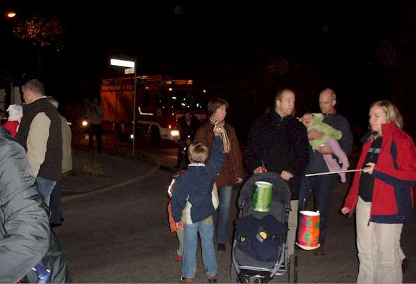 Kinder beim Umzug mit teilweise selbst gebastelten Laternen