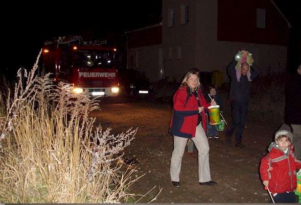 Kinder beim Umzug mit teilweise selbst gebastelten Laternen