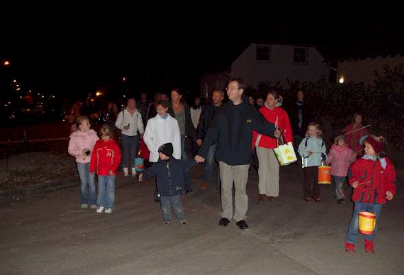 Kinder beim Umzug mit teilweise selbst gebastelten Laternen