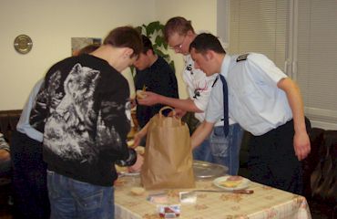 Jahreshauptversammlung in Bornim, Kameraden beim Brötchen schmieren