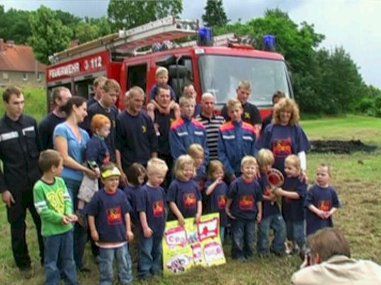 Feuerwehrmänner mit Löschschläuchen beim Löschangriff
