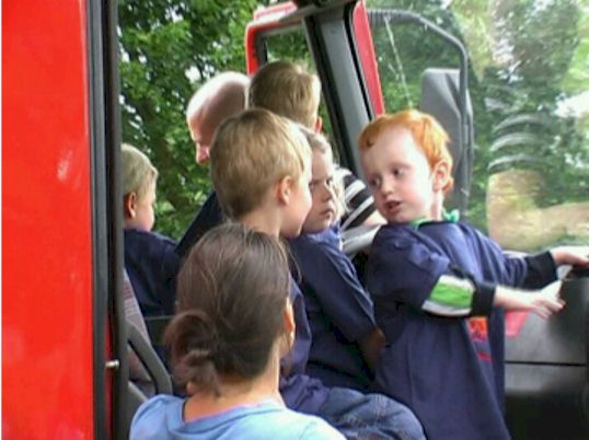 Kinder im Fahrerhaus eines Löschfahrzeugs