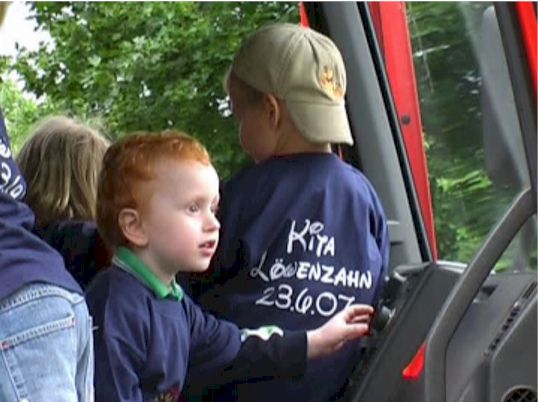 Kinder im Fahrerhaus eines Löschfahrzeugs