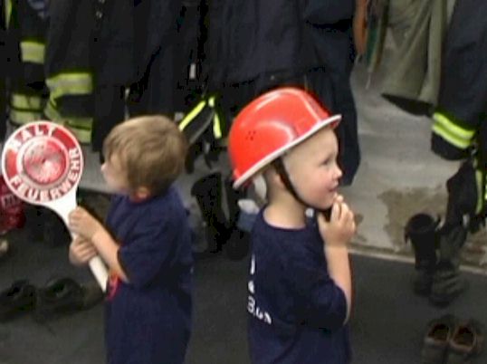 Kinder im Fahrerhaus eines Löschfahrzeugs