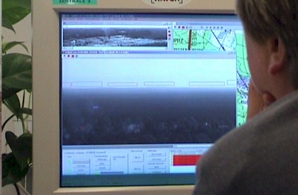 Der Leiter der zentrale Herr erläutert die Funktionsweise