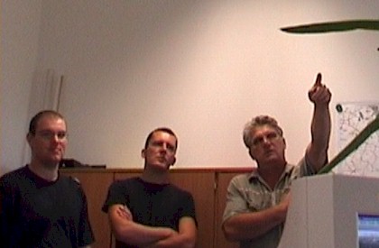 Der Leiter der zentrale Herr erläutert die Funktionsweise