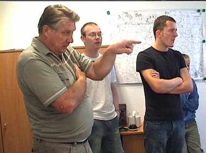 Der Leiter der zentrale Herr erläutert die Funktionsweise